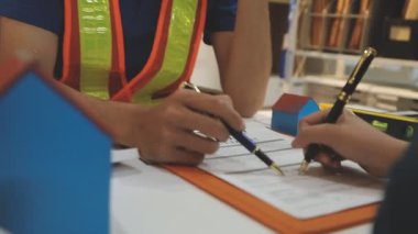 Mimarlar takımı veya mühendislik danışmanlık ve analiz nesneler üzerinde çalışma araçlar ve inşaat çizimleri teftiş, planlama ve model ev üzerine yeni mimari proje planlama