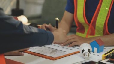 Mimarlar takımı veya mühendislik danışmanlık ve analiz nesneler üzerinde çalışma araçlar ve inşaat çizimleri teftiş, planlama ve model ev üzerine yeni mimari proje planlama