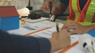 Mimarlar takımı veya mühendislik danışmanlık ve analiz nesneler üzerinde çalışma araçlar ve inşaat çizimleri teftiş, planlama ve model ev üzerine yeni mimari proje planlama