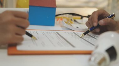 Mimarlar takımı veya mühendislik danışmanlık ve analiz nesneler üzerinde çalışma araçlar ve inşaat çizimleri teftiş, planlama ve model ev üzerine yeni mimari proje planlama