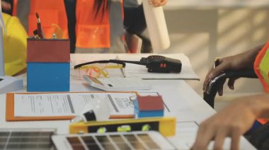 Mimarlar takımı veya mühendislik danışmanlık ve analiz nesneler üzerinde çalışma araçlar ve inşaat çizimleri teftiş, planlama ve model ev üzerine yeni mimari proje planlama