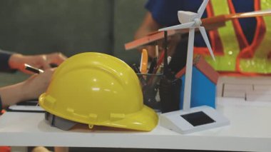 Mimarlar takımı veya mühendislik danışmanlık ve analiz nesneler üzerinde çalışma araçlar ve inşaat çizimleri teftiş, planlama ve model ev üzerine yeni mimari proje planlama