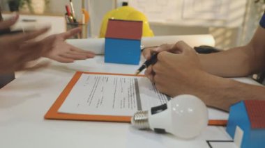 Mimarlar takımı veya mühendislik danışmanlık ve analiz nesneler üzerinde çalışma araçlar ve inşaat çizimleri teftiş, planlama ve model ev üzerine yeni mimari proje planlama