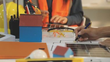 Mimarlar takımı veya mühendislik danışmanlık ve analiz nesneler üzerinde çalışma araçlar ve inşaat çizimleri teftiş, planlama ve model ev üzerine yeni mimari proje planlama