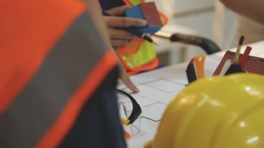 Mimarlar takımı veya mühendislik danışmanlık ve analiz nesneler üzerinde çalışma araçlar ve inşaat çizimleri teftiş, planlama ve model ev üzerine yeni mimari proje planlama