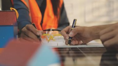 Mimarlar takımı veya mühendislik danışmanlık ve analiz nesneler üzerinde çalışma araçlar ve inşaat çizimleri teftiş, planlama ve model ev üzerine yeni mimari proje planlama