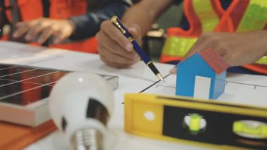 Mimarlar takımı veya mühendislik danışmanlık ve analiz nesneler üzerinde çalışma araçlar ve inşaat çizimleri teftiş, planlama ve model ev üzerine yeni mimari proje planlama