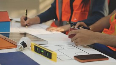 Mimarlar takımı veya mühendislik danışmanlık ve analiz nesneler üzerinde çalışma araçlar ve inşaat çizimleri teftiş, planlama ve model ev üzerine yeni mimari proje planlama