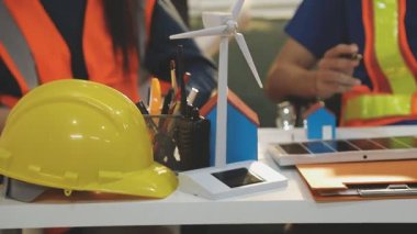 Mimarlar takımı veya mühendislik danışmanlık ve analiz nesneler üzerinde çalışma araçlar ve inşaat çizimleri teftiş, planlama ve model ev üzerine yeni mimari proje planlama