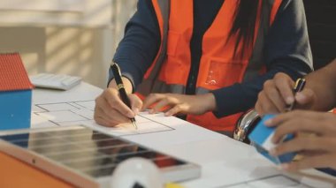 Mimarlar takımı veya mühendislik danışmanlık ve analiz nesneler üzerinde çalışma araçlar ve inşaat çizimleri teftiş, planlama ve model ev üzerine yeni mimari proje planlama