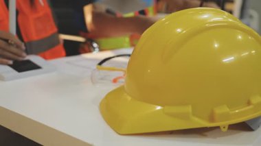 Mimarlar takımı veya mühendislik danışmanlık ve analiz nesneler üzerinde çalışma araçlar ve inşaat çizimleri teftiş, planlama ve model ev üzerine yeni mimari proje planlama