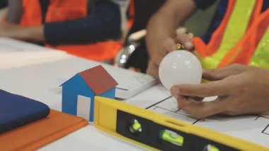 Mimarlar takımı veya mühendislik danışmanlık ve analiz nesneler üzerinde çalışma araçlar ve inşaat çizimleri teftiş, planlama ve model ev üzerine yeni mimari proje planlama