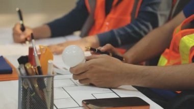 Mimarlar takımı veya mühendislik danışmanlık ve analiz nesneler üzerinde çalışma araçlar ve inşaat çizimleri teftiş, planlama ve model ev üzerine yeni mimari proje planlama