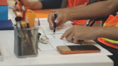 Mimarlar takımı veya mühendislik danışmanlık ve analiz nesneler üzerinde çalışma araçlar ve inşaat çizimleri teftiş, planlama ve model ev üzerine yeni mimari proje planlama