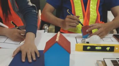 Mimarlar takımı veya mühendislik danışmanlık ve analiz nesneler üzerinde çalışma araçlar ve inşaat çizimleri teftiş, planlama ve model ev üzerine yeni mimari proje planlama