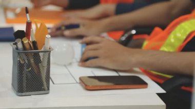 Mimarlar takımı veya mühendislik danışmanlık ve analiz nesneler üzerinde çalışma araçlar ve inşaat çizimleri teftiş, planlama ve model ev üzerine yeni mimari proje planlama