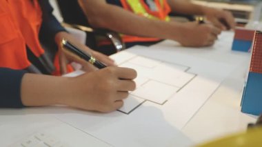 Mimarlar takımı veya mühendislik danışmanlık ve analiz nesneler üzerinde çalışma araçlar ve inşaat çizimleri teftiş, planlama ve model ev üzerine yeni mimari proje planlama