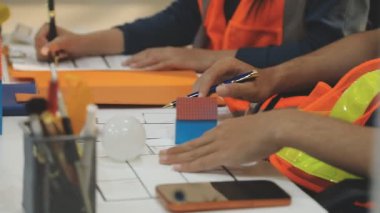 Mimarlar takımı veya mühendislik danışmanlık ve analiz nesneler üzerinde çalışma araçlar ve inşaat çizimleri teftiş, planlama ve model ev üzerine yeni mimari proje planlama