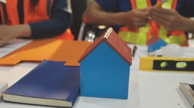 Mimarlar takımı veya mühendislik danışmanlık ve analiz nesneler üzerinde çalışma araçlar ve inşaat çizimleri teftiş, planlama ve model ev üzerine yeni mimari proje planlama