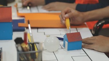 Mimarlar takımı veya mühendislik danışmanlık ve analiz nesneler üzerinde çalışma araçlar ve inşaat çizimleri teftiş, planlama ve model ev üzerine yeni mimari proje planlama