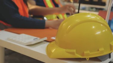 Mimarlar takımı veya mühendislik danışmanlık ve analiz nesneler üzerinde çalışma araçlar ve inşaat çizimleri teftiş, planlama ve model ev üzerine yeni mimari proje planlama