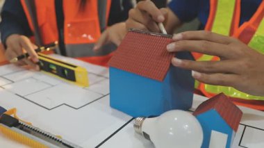 Mimarlar takımı veya mühendislik danışmanlık ve analiz nesneler üzerinde çalışma araçlar ve inşaat çizimleri teftiş, planlama ve model ev üzerine yeni mimari proje planlama