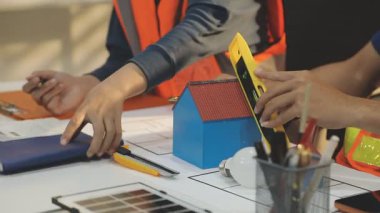 Mimarlar takımı veya mühendislik danışmanlık ve analiz nesneler üzerinde çalışma araçlar ve inşaat çizimleri teftiş, planlama ve model ev üzerine yeni mimari proje planlama