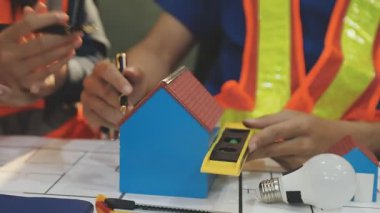 Mimarlar takımı veya mühendislik danışmanlık ve analiz nesneler üzerinde çalışma araçlar ve inşaat çizimleri teftiş, planlama ve model ev üzerine yeni mimari proje planlama