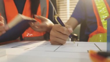 Mimarlar takımı veya mühendislik danışmanlık ve analiz nesneler üzerinde çalışma araçlar ve inşaat çizimleri teftiş, planlama ve model ev üzerine yeni mimari proje planlama