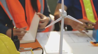 Mimarlar takımı veya mühendislik danışmanlık ve analiz nesneler üzerinde çalışma araçlar ve inşaat çizimleri teftiş, planlama ve model ev üzerine yeni mimari proje planlama