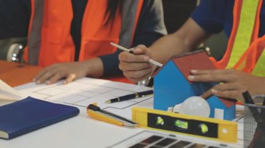 Mimarlar takımı veya mühendislik danışmanlık ve analiz nesneler üzerinde çalışma araçlar ve inşaat çizimleri teftiş, planlama ve model ev üzerine yeni mimari proje planlama