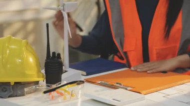 Mimarlar takımı veya mühendislik danışmanlık ve analiz nesneler üzerinde çalışma araçlar ve inşaat çizimleri teftiş, planlama ve model ev üzerine yeni mimari proje planlama