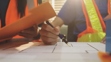 Mimarlar takımı veya mühendislik danışmanlık ve analiz nesneler üzerinde çalışma araçlar ve inşaat çizimleri teftiş, planlama ve model ev üzerine yeni mimari proje planlama