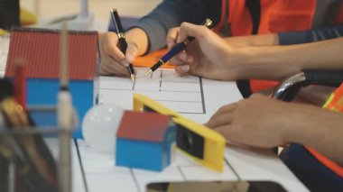 Mimarlar takımı veya mühendislik danışmanlık ve analiz nesneler üzerinde çalışma araçlar ve inşaat çizimleri teftiş, planlama ve model ev üzerine yeni mimari proje planlama