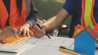 Mimarlar takımı veya mühendislik danışmanlık ve analiz nesneler üzerinde çalışma araçlar ve inşaat çizimleri teftiş, planlama ve model ev üzerine yeni mimari proje planlama