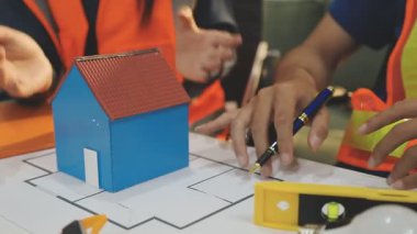 Mimarlar takımı veya mühendislik danışmanlık ve analiz nesneler üzerinde çalışma araçlar ve inşaat çizimleri teftiş, planlama ve model ev üzerine yeni mimari proje planlama