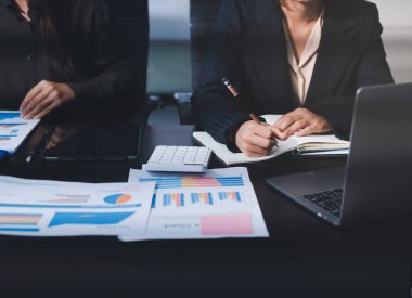 Toplantıdaki iş adamları birlikte planları tartışıyor.