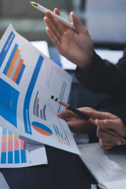 Toplantıdaki iş adamları birlikte planları tartışıyor.