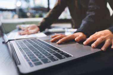 Toplantıdaki iş adamları birlikte planları tartışıyor.