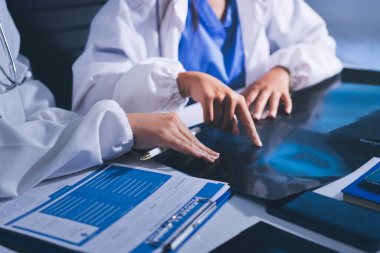 Tıbbi ekip toplantısı, brifing sırasında not alan doktorlar.