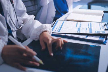 Tıbbi ekip toplantısı, brifing sırasında not alan doktorlar.