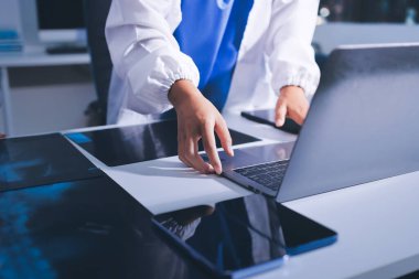 Tıbbi ekip toplantısı, brifing sırasında not alan doktorlar.