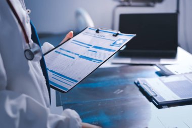 Tıbbi ekip toplantısı, brifing sırasında not alan doktorlar.