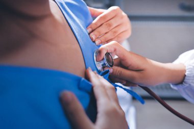 Doktor steteskop kullanarak hastayı muayene, sonuç gösterme ve tedavi yöntemi, sağlık ve tıbbi konsept ile kontrol ediyor.