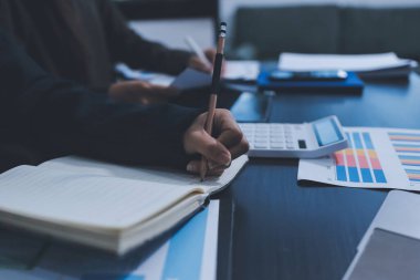 Toplantıdaki iş adamları birlikte planları tartışıyor.