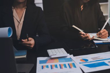 Toplantıdaki iş adamları birlikte planları tartışıyor.