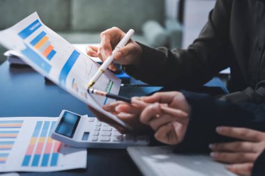 Toplantıdaki iş adamları birlikte planları tartışıyor.