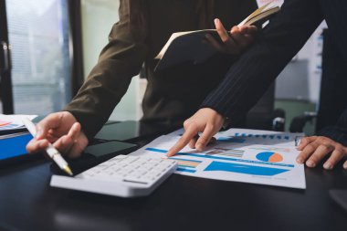 Toplantıdaki iş adamları birlikte planları tartışıyor.