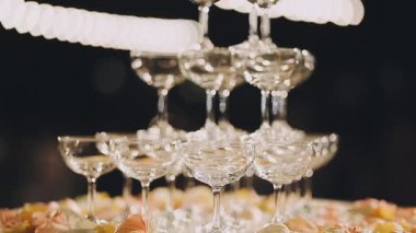 Bir restoranda düğün masası.