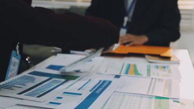 İş yeri verilerini, muhasebe belgelerini ve ofisteki dizüstü bilgisayarları, iş konseptini hesaplamak için hesap makinesi üzerinde çalışan iş adamı ya da muhasebecinin el kalemini kapat